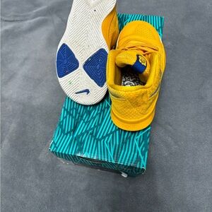 Nike Kyrie 3 yellow & blue size 9c